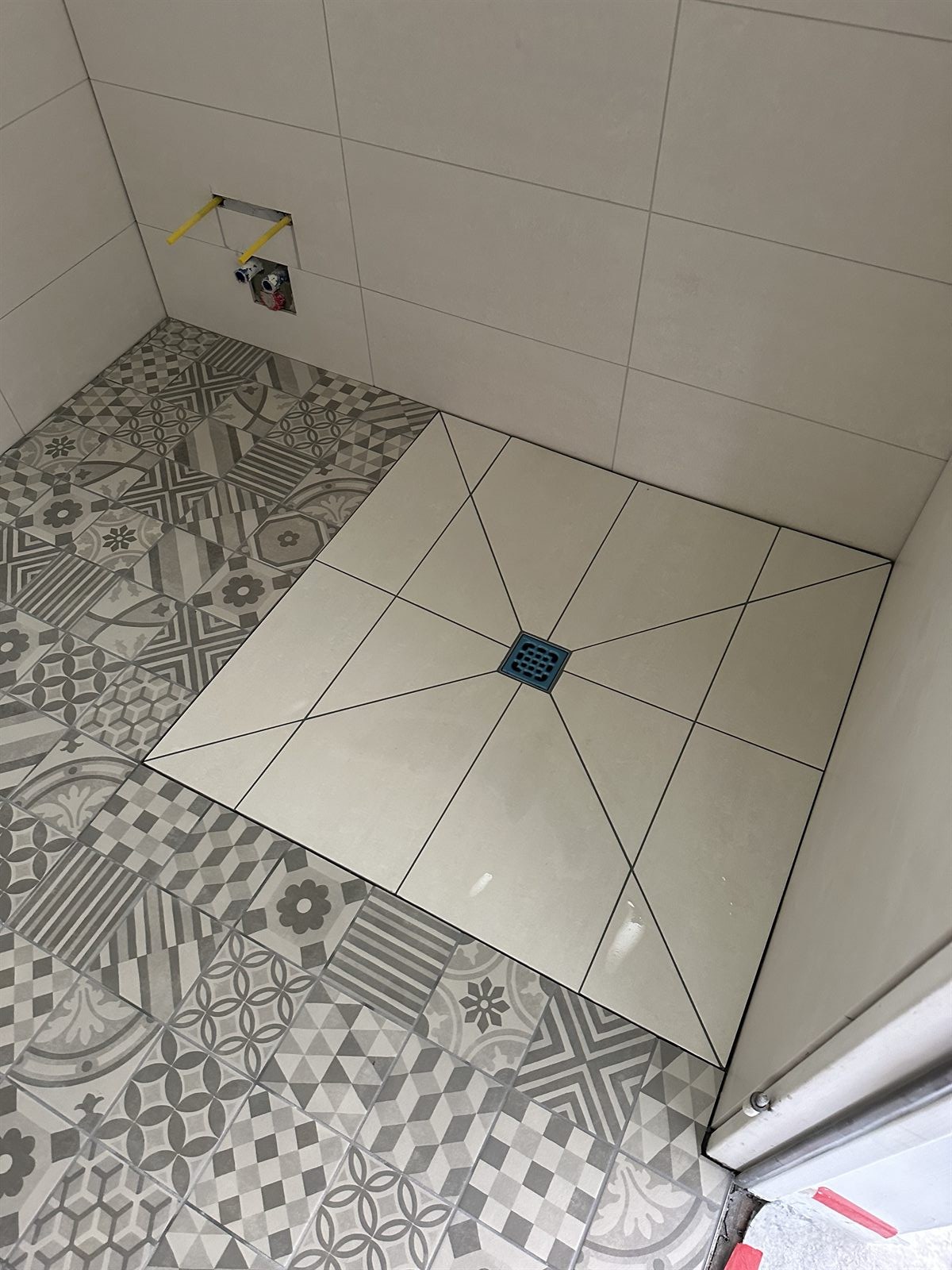 Elegantes Badezimmer mit anthrazit Fliesen – Fliesen-Dessecker GmbH